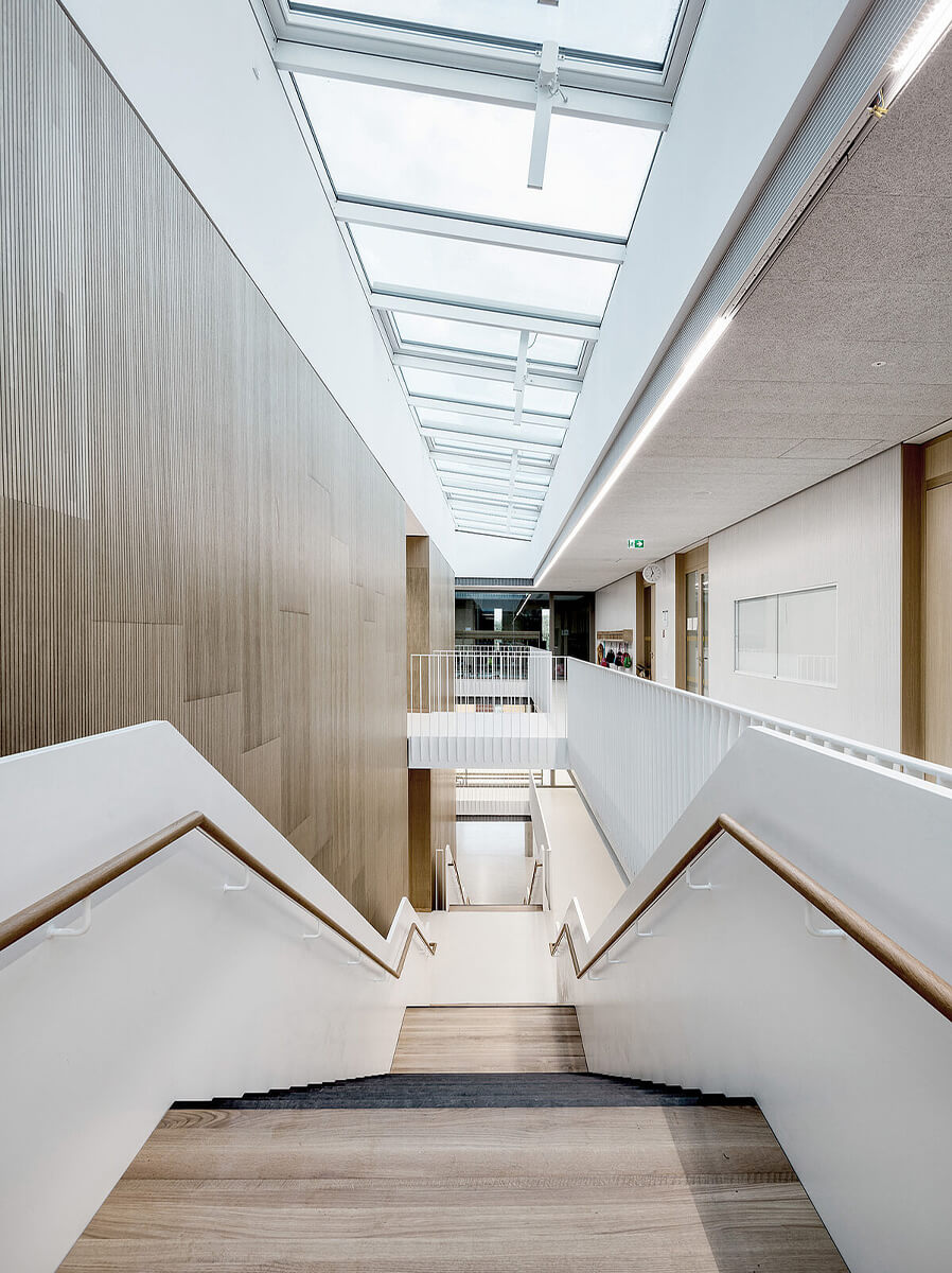 Grundschule München, Stahltreppe mit Blechgeländer u. Galeriegeländer