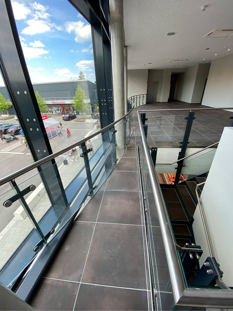 Kaffee Friedberg, Treppenanlage und Galerie mit Glasgeländer