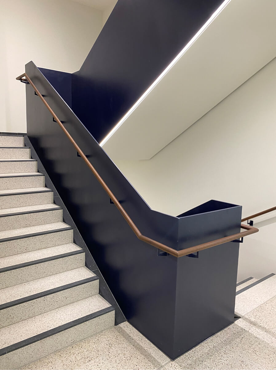 Verwaltungsgebäude Dillingen, Treppenhaus mit Stahlblechgeländer