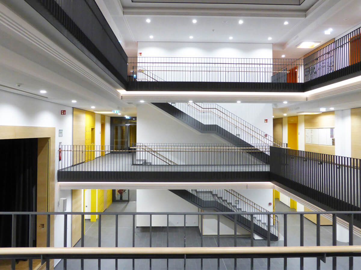 Gymnasium Mering, Galerie- und Treppengeländer
