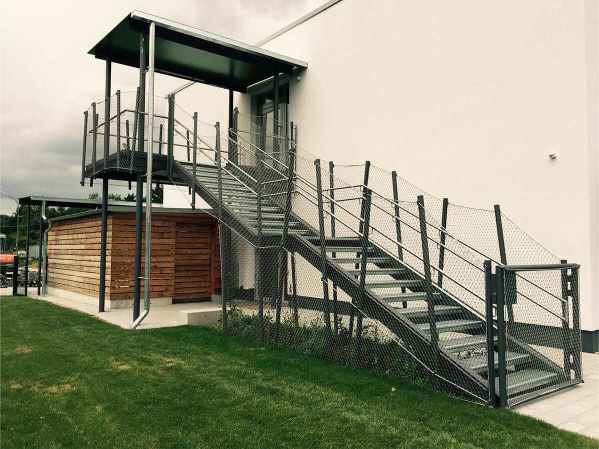 KiTa München, Treppenanlage mit Überdachung