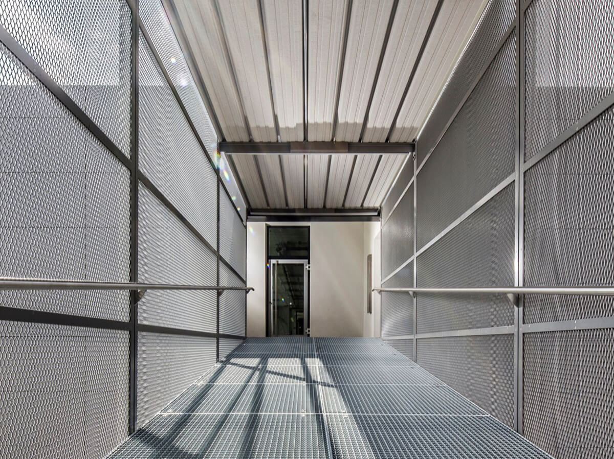 FC Ingolstadt, Fußgängerverbindungsbrücke verkleidet mit Streckmetall